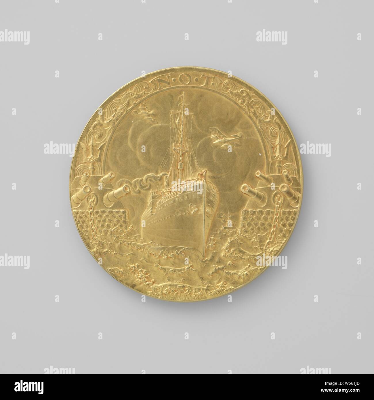 Medaglia d'onore attribuito a C.J. Van Aalst, Presidente dei Paesi Bassi Overseas Trust Company, dopo la cessazione di questa organizzazione, abolizione della Nederlandsche Overzee Trustmaatschappij 1919, medaglia d'oro. Anteriore: piroscafo viaggia attraverso la catena con strette custodito da 2 forti con 4 cannoni ciascuno, in aria 2 piani. Con firma. Reverse: allungata stemma con una scalata (Olandese) leone sotto un cappello triangolare, posto nella parte anteriore della gru di sollevamento che il paranco merci e al top hat con ali (simbolo del commercio), all'interno di un cerchio di spighe di grano. Con data e circoscrizione., Johannes Foto Stock