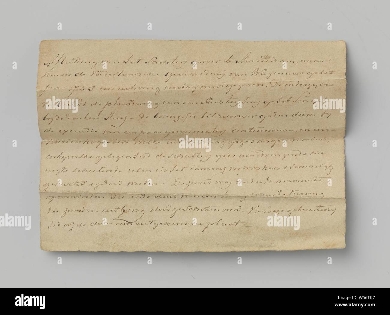 Lettera associata con il tabacco nella casella 'inquilino riot " lettera di accompagnamento con 'casella di tabacco inquilino riot' spiega dove le immagini sulla scatola del tabacco si riferiscono a. Coperchio: Milizia colpo alla folla durante una esecuzione su Piazza Dam. Inferiore: il saccheggio di un locatario casa sul Singel. Retro: l uccisione di uno svedese, uno dei principali rivoltosi. Sulla parte anteriore di un'immagine di tiratori di scatto a persone in fuga. Inoltre, motivi vegetali e cartouches di testo. Sul lato interno del coperchio incernierato un etichetta: NAA / 3160, Amsterdam, Jacobus Koning (attribuito a), 1764, carta, inchiostro di scrittura (processi), h 10.0 cm × W 13 Foto Stock