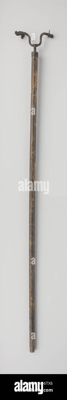Furket, la forcella è ampia, entrambi i denti sono piegati orizzontalmente in corrispondenza delle estremità, ispessire e vi sono inoltre suddivisi in due lame che possono essere avvitati insieme da un cestello che termina con una doppia ala. Il molto leggero bastone di legno è tinto nero (?) e danneggiato da tarli. Nessun punto in fondo., Nederlanden, c. 1675 - c. 1725, vork, schacht, l 155 cm d 3,5 cm l 18,5 cm × W 13,5 cm Foto Stock