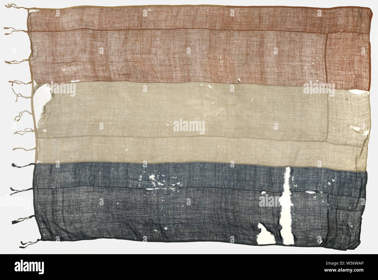 Bandiera della nave, Doorschoten tricolore olandese, i lati rifilati con fronzoli e dodici cinghie sui pantaloni per fissaggio a palo o a linea di bandiera, la bandiera, colori (come simbolo dello stato, ecc.), Algeri, gentleman Theodorus Frederik Van Capellen, Anton Willem de Man, Melampus (nave), anonimo, Olanda, 1815, lana, h 210 cm × W 292 cm Foto Stock