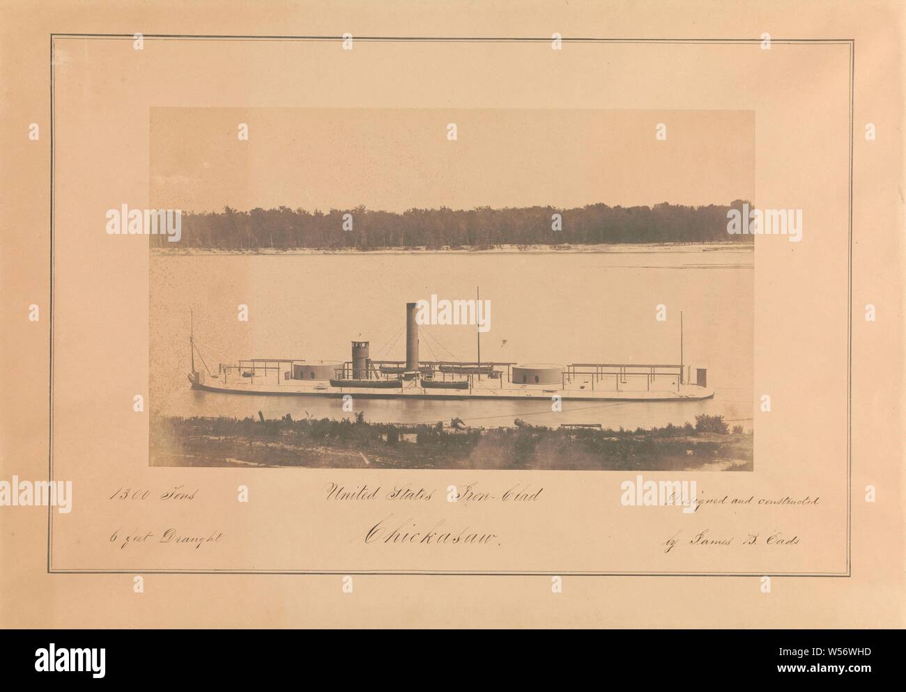 Stati Uniti Chickasaw Ironclad, American armored nave Chickasaw sulle rive di un fiume. La nave contiene due torrette girevoli, una torre di comando, un camino e quattro sloops. La nave fu costruita a James Buchanan Eads design". Iscrizioni manoscritte sotto Foto., anonimo, Stati Uniti d'America, 1864 - prima di c. 1874, carta, l 43 cm × W 60,5 cm Foto Stock