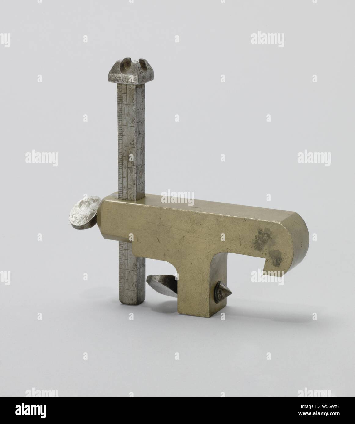 Vista tangente, attrezzatura o orientamento montata alla parte posteriore della scanalatura elevazione, il supporto è provvisto di un gancio che va ad impegnarsi in una tacca quadrata nella serratura elevazione ed è serrato con una vite da dietro. Si tratta di un breve piazza la barra di ferro sulla sommità di una piramide con scanalature attraverso la parte superiore, può spostarsi avanti e indietro in direzione verticale. Il set-up asta presenta tre lati con scale, scale di cinque in totale., anonimo, Olanda, 1845 - 1865, ferro (metallo), ottone (lega), h 11.7 cm × W 2 cm × d 11,7 cm Foto Stock