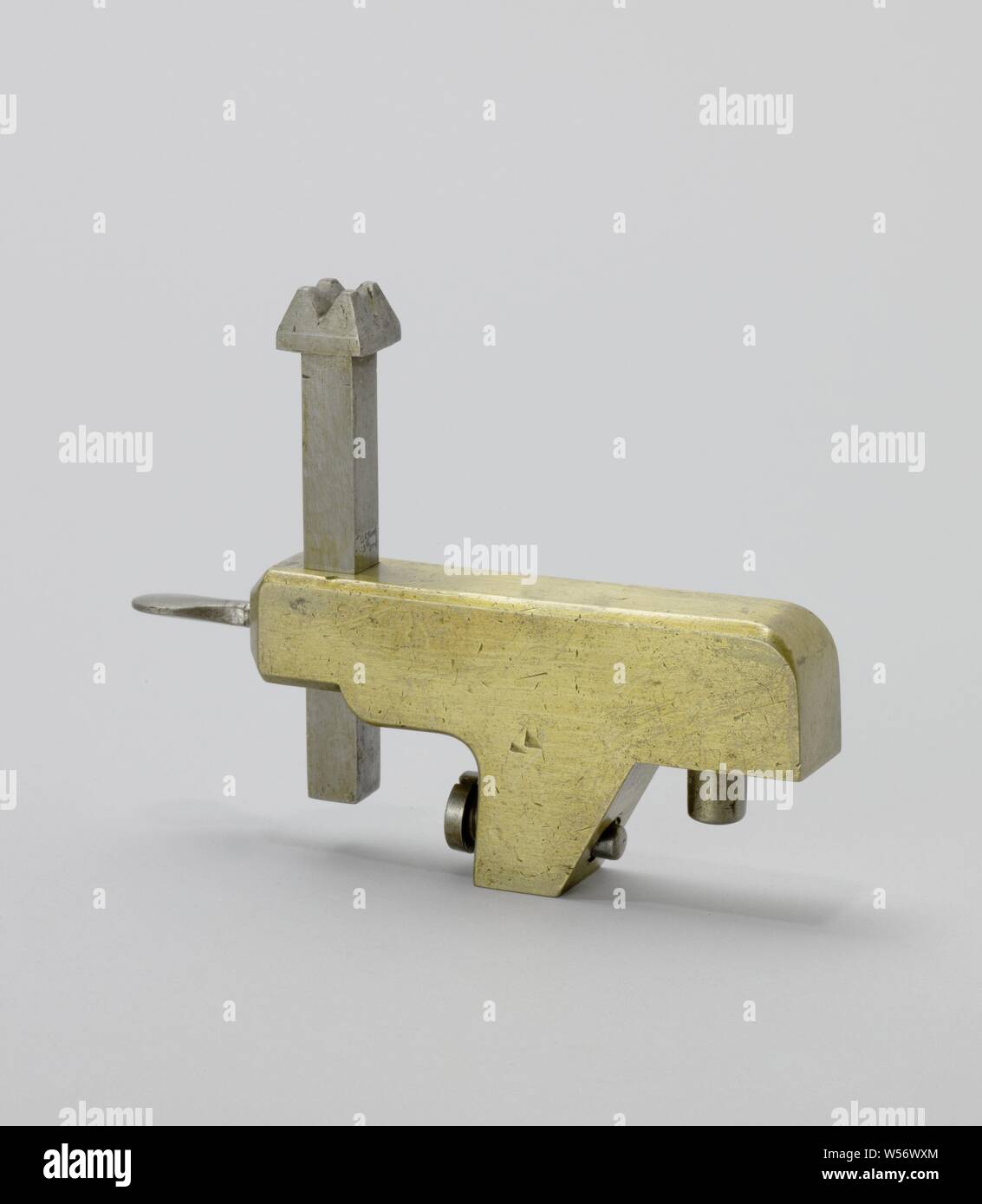 Vista tangente, allegati o orientamento montata alla parte posteriore della scanalatura elevazione, per questo il supporto è provvisto di una camma che impegna nella serratura elevazione ed è serrato con una vite da dietro. Il set-up bar è un quadrato corto barra di ferro, sulla parte superiore è di forma piramidale con scanalature attraverso la parte superiore, è in grado di spostarsi avanti e indietro in direzione verticale. E di dimostrazione o di modello di prova., anonimo, Olanda, 1845 - 1865, ferro (metallo), ottone (lega), h 9 cm × W 12,4 cm × d 2 cm Foto Stock