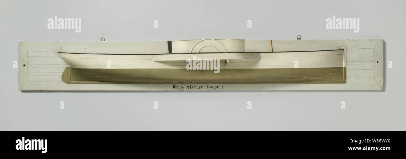 Modello di metà di un battello a vapore, policromo modello impilati (dritta) di un singolo-masted battello a vapore. Dritto di prua verticale. Recinto ellittico con timone con timone rotonda (American timone) e arrotondata in foglia. Una scatola chiusa supportato dalle travi nel lato, un camino sul ponte. La pura sale leggermente a entrambe le estremità, la nave subacquea è un traliccio rotondo con un fondo piatto. Il modello ha solo un unico montante di allevamento. Sul retro del modello di traliccio e linee di acqua e le note per il cantiere. 1:20 (scala del modello)., Bogor (nave), anonimo, Surabaya (eventualmente), c. 1873, di legno (materiale vegetale) Foto Stock