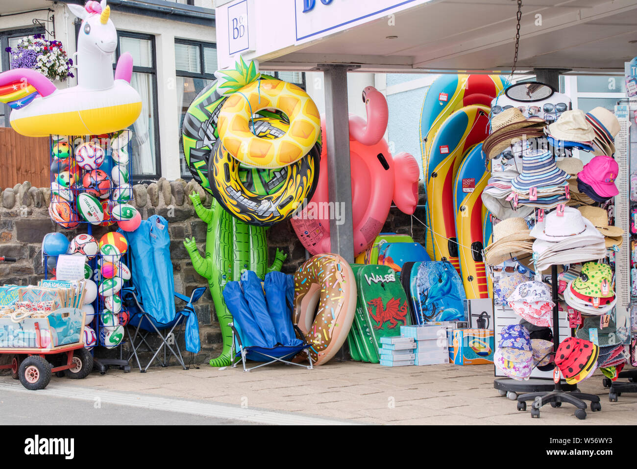 I bambini di plastica di giocattoli da spiaggia per la vendita in un negozio di mare, Gran Bretagna, Regno Unito Foto Stock