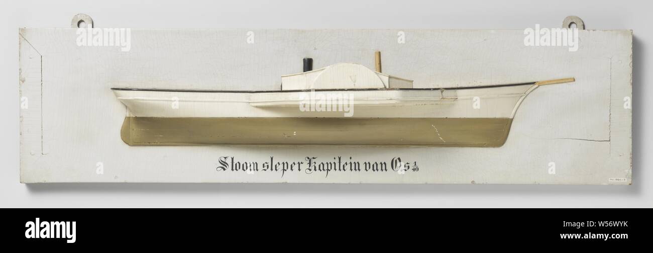 Modello di metà di una pagaia Steamtug, policromo modello impilati (dritta) di un singolo-masted paddle steamship. Klippersteven. Recinto ellittico con timone con timone rotonda (American timone) e arrotondata in foglia. Una scatola chiusa nella parte laterale. Sul ponte di un camino seguita da un rigonfiamento convesso, probabilmente la caldaia o il cofano. La pura corre in avanti, la nave subacquea è un traliccio rotondo con un fondo piatto. Scala 1:40 (scala del modello)., Capitano van Os (nave), anonimo, arcipelago indonesiano (eventualmente), c. 1860 - c. 1880, di legno (materiale vegetale), h 27.5 cm × W 98 cm × d 15 cm Foto Stock