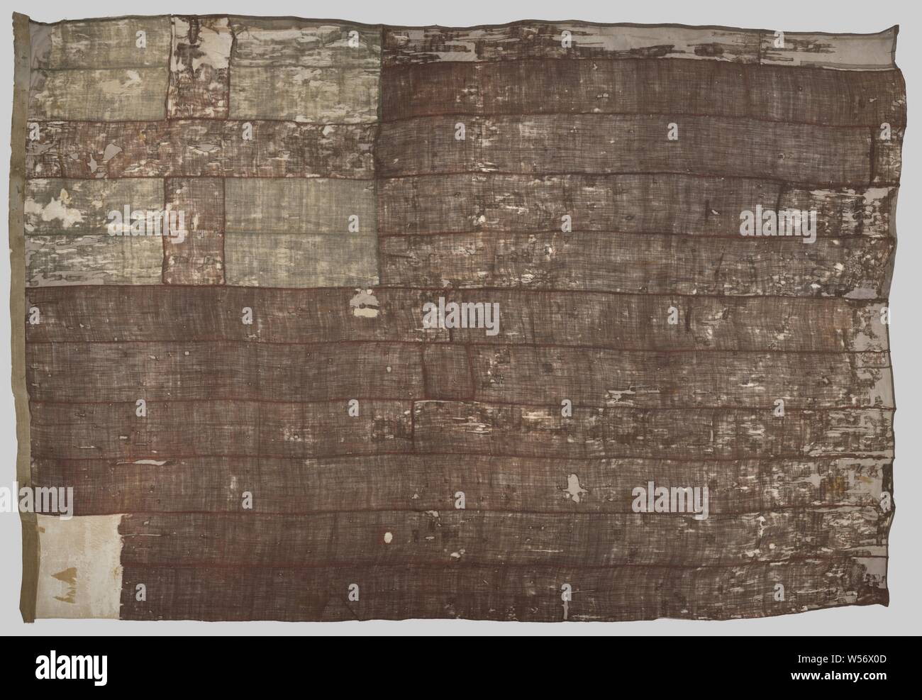 Frammento di una nave di bandiera, grande frammento di una bandiera della nave, rosso con un rettangolo bianco con una croce rossa al collo superiore (St. Croce di San Giorgio). Questo è un rosso bandiera della nave del periodo 1620-1707, bandiera, colori (come simbolo dello stato, ecc.), l'Inghilterra, la Royal Navy, anonimo, c. 1620 - c. 1707, lana, h 292 cm × W 432 cm Foto Stock