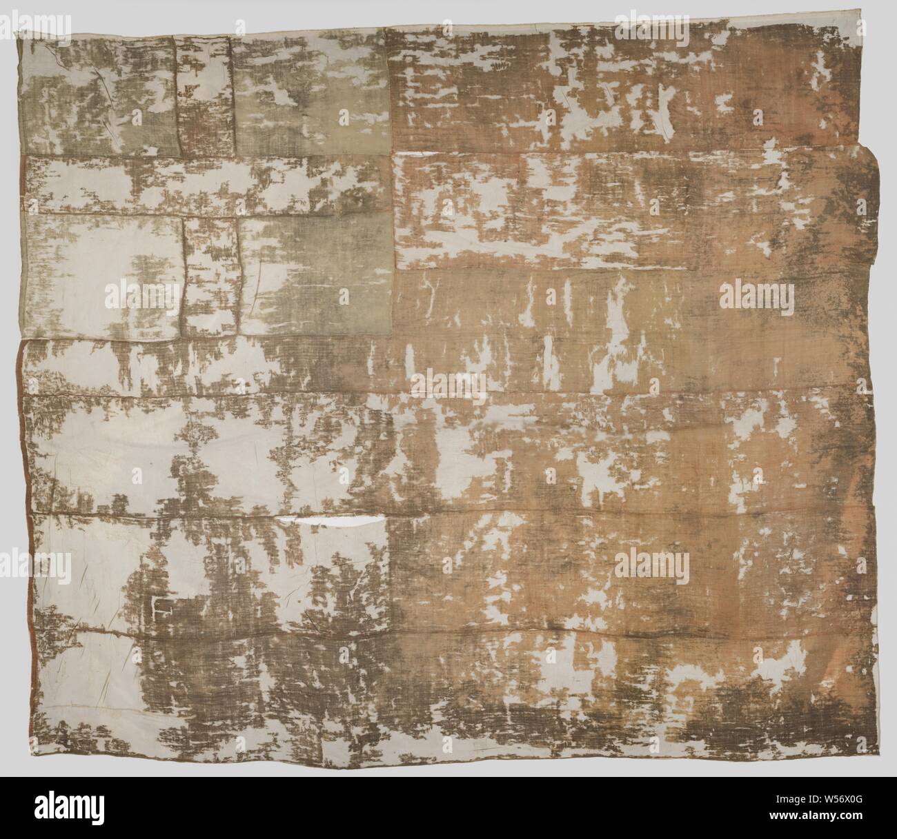 Frammento di una nave di bandiera, grande frammento di una bandiera della nave, rosso con un rettangolo bianco con una croce rossa al collo superiore (St. Croce di San Giorgio). Questo è un rosso bandiera della nave del periodo 1620-1707, bandiera, colori (come simbolo dello stato, ecc.), l'Inghilterra, la Royal Navy, anonimo, c. 1620 - c. 1707, lana, h 343 cm × W 395 cm Foto Stock