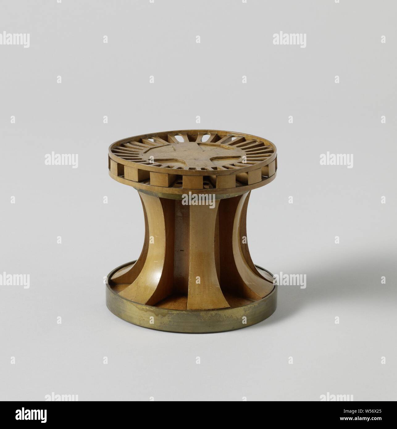 Modello di un cabestano, modello di costruzione di un argano con una testa di ferro. Il tamburo ha sei tacchetti e due bitte extra in due degli spazi fra le usuali placchette. La testa ha sedici fori per vento alberi, che ha la forma di una ruota a raggi con una croce in mezzo. La sommità ottagonale del tamburo ha una croce a forma di incisione in cui la croce di appoggia la testa., anonimo, Paesi Bassi, c. 1842, di legno (materiale vegetale), ottone (lega), h 13.3 cm × d 14,3 cm h 22.5 cm × W 82,5 cm × d 22,5 cm Foto Stock