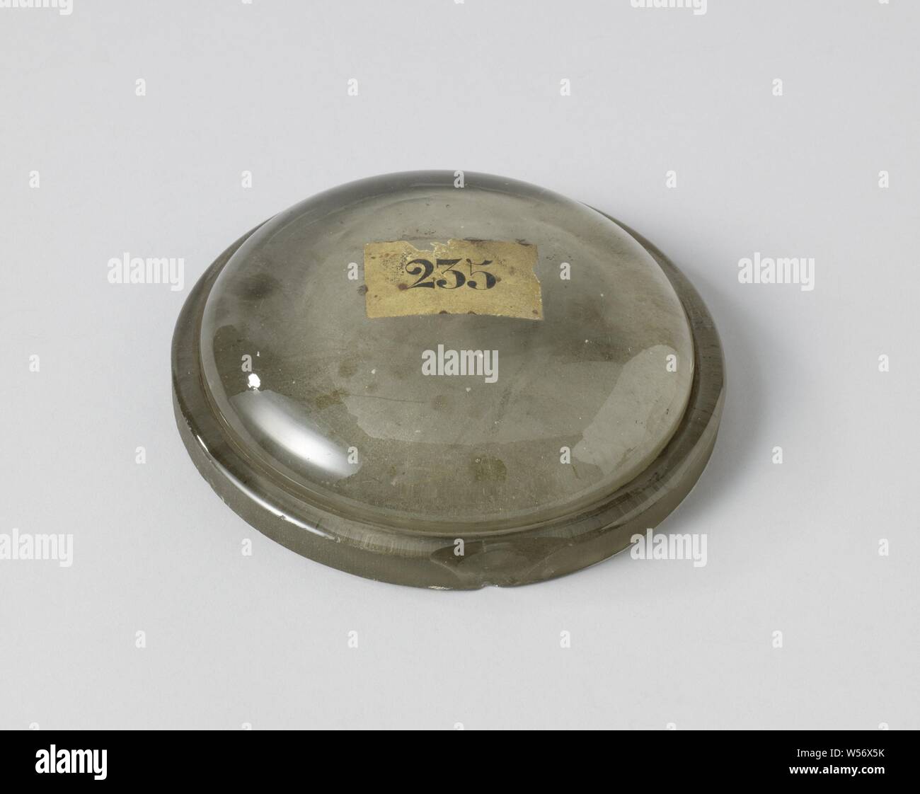 Oblò, brevetto rotondo in vetro per un oblò, sfera con un bordo su un lato, opaca sull'altro lato, con un piuttosto irregolare in elevazione medio., anonimo, Regno Unito, c. 1827, vetro, h 4.6 cm × d 16,1 cm Foto Stock