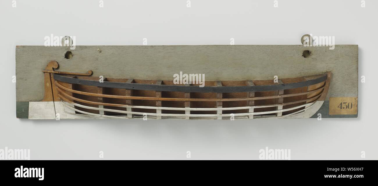 Modello di metà di una Landing Craft, Polychromed modello dello stampo (dritta) di un foro appuntita sloop, ampia timone con timone. La pura corre fino a entrambe le estremità. Il doppio telaio articolato., anonimo, Olanda, 1780 - 1820, il legno (materiale vegetale), h 15.5 cm × W 62,2 cm × d 9,5 cm Foto Stock