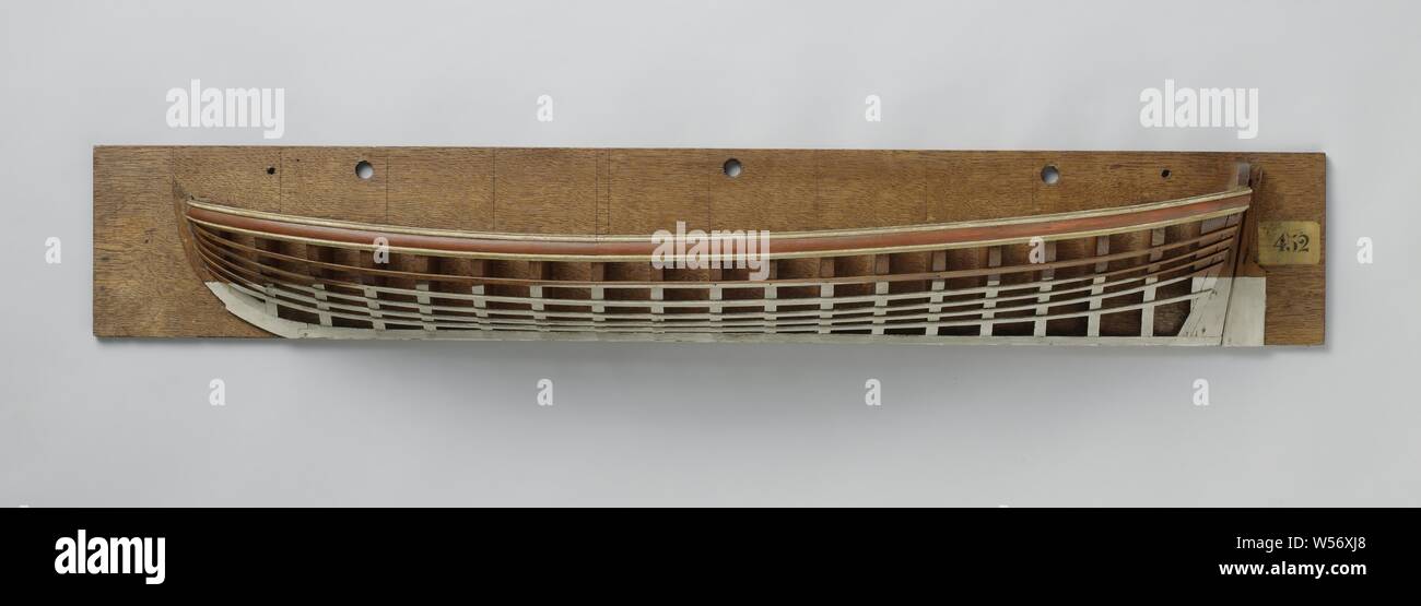 Modello di metà di un lancio, Polychromed modello dello stampo (porto) di uno sloop. Specchio piatto con scheda di recinzione, ampia di timone. La pura corre fino a entrambe le estremità, uno barwood, continuo sul mirror. Il picco capriate., anonimo, Olanda, 1780 - 1820, il legno (materiale vegetale), h 15 cm × W 90,9 cm × d 10,5 cm Foto Stock