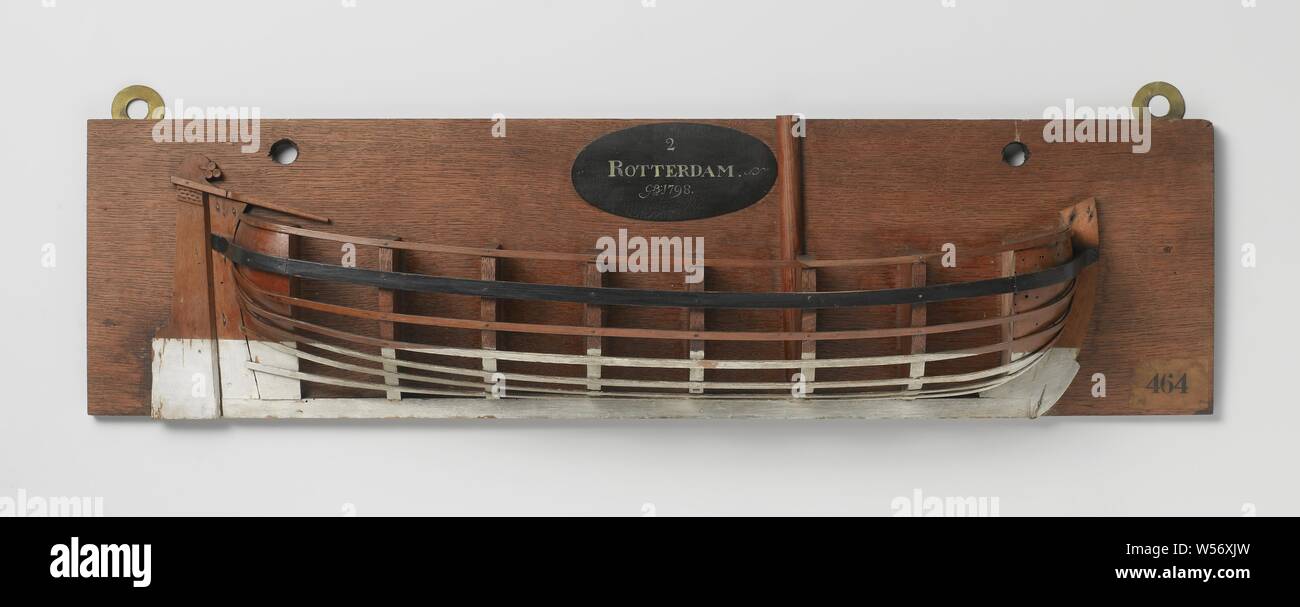 Modello di metà di un Poon, Polychromed modello dello stampo (dritta) di un master. Poppa arrotondata, ampia timone decorato con testa timone e del timone over deck. La pura corre fino a entrambe le estremità, legno di continuo sulla poppa e poppa. Round. di sentina, anonimo, Rotterdam, c. 1798, di legno (materiale vegetale), h 18.9 cm × W 71,8 cm × d 9,5 cm Foto Stock
