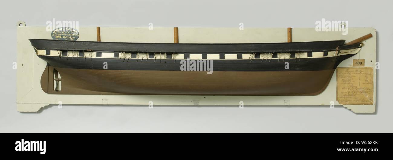 Modello di metà di una vite sistema di cottura a vapore, Polychromed, completamente planked modello dello stampo (dritta) di un tre-elica montante steamship. Diciassette porti di pistola sul ponte principale. Il Polena è un ricciolo dorato. Una ellittica piani di recinzione con windows e governo dorato stemma, timone con timone rotondo king (American timone) e arrotondata pala di timone, il modello ha un due-lama avvitare una vite unità luminosa e un manicotto a vite. Pura quasi piatta, un cervo. Sentina rotondo. Il modello è dotato di tutte le appoggia e puttings. Scala 1:50 (scala del modello)., Piet Hein (nave), Rijkswerf Amsterdam, Amsterdam, 1857, legno (pianta Foto Stock