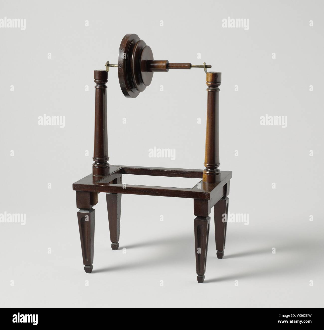 Composto ruota e assale, modello di un verricello, incompleta. Essa sorge su una piccola e a forma di tabella e piedistallo è composto da un doppio disco assale su due montanti. Il disco ha due scanalature di diametri differenti, in cui gli occhi fissi per il paranco di sollevamento sono disposti. Il resto del modello è mancante., anonimo, Paesi Bassi (eventualmente), c. 1750 - c. 1800, di legno (materiale vegetale), ottone (lega), Modello: h 52.1 cm × W 30,4 cm × d 21,2 cm il confezionamento di capsule: h 57 cm × W 38 cm × d 21 cm Foto Stock