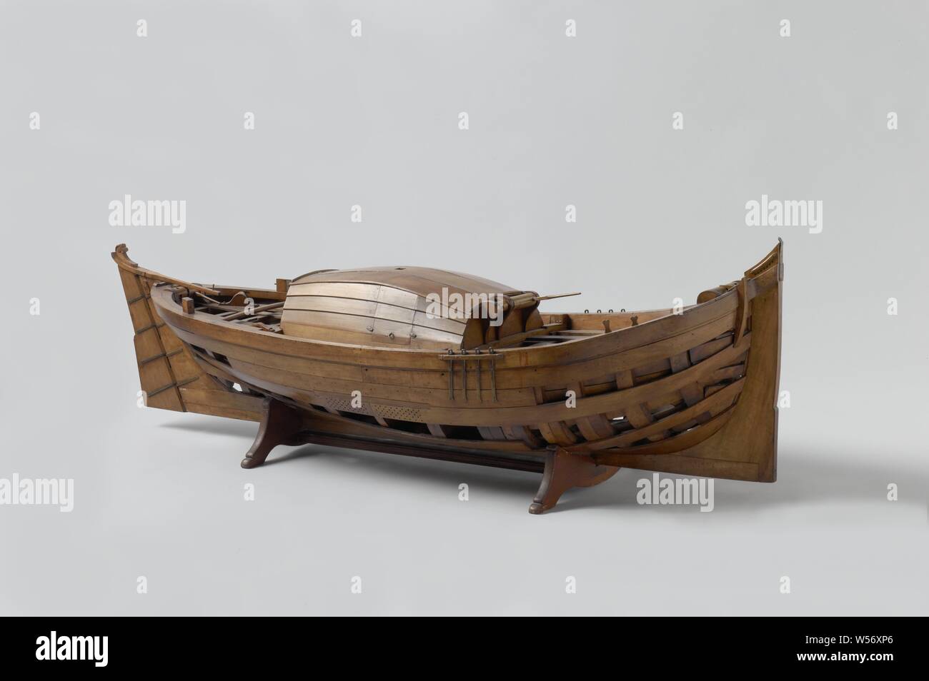 Modello di un marcatore acqua ship, modello di costruzione dello scafo di un marcatore acqua ship, su standard. Parti del ponte e la pelle sono stati omessi per studiare la costruzione. Si tratta di un liscio-orlato gatter appuntita con alta poppa verticale e direttamente la caduta di poppa. Ampia timone con casco di legno. Vi è un ponte con un ponte che copre la cabina e bun: questa sovrastruttura è costruito sopra e di forma curva in modo caratteristico di questo tipo di navi e ha una piccola apertura per un camino. Vi è un impianto di arrostimento mandrino contro questa costruzione, ulteriormente un mandrino di tostatura a prua, uno Foto Stock