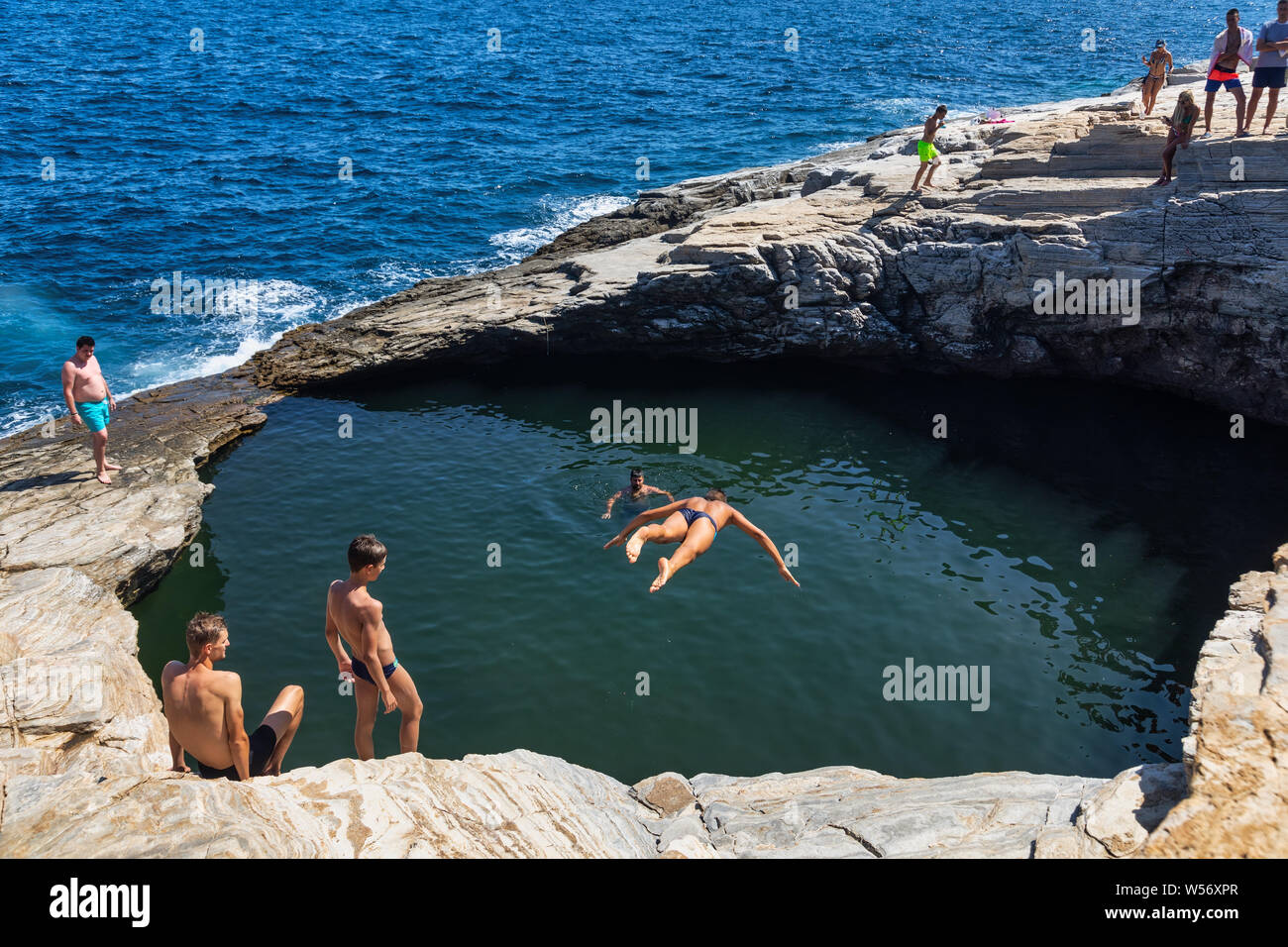 Thassos, Grecia - Luglio 20, 2019: i turisti stanno facendo immersioni in piscina naturale Giola in Thassos Island, Grecia Foto Stock