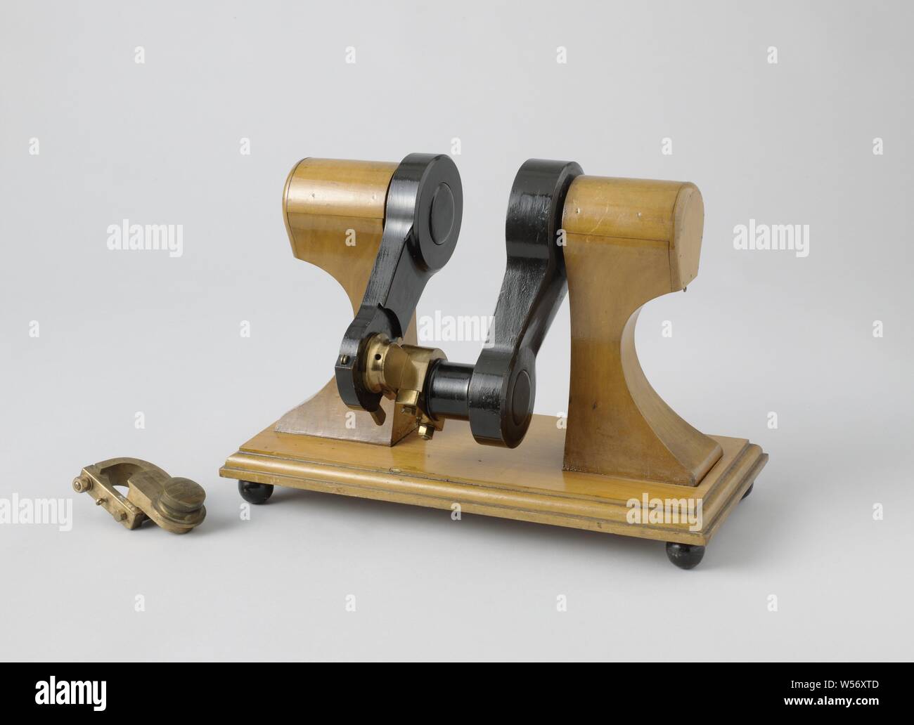 Modello di un disinnesto della marcia per ruote a pale, modello del disimpegno dell'albero a gomiti di una ruota a palette, su una pedana. Albero a gomiti e wheelshaft sono collegati da un raccordo, un cosiddetto tug o tavola girevole, che consente alcune impurezze nell'allineamento degli alberi. Il rimorchiatore può essere smontato e la parte sulla ruota asse ruotato di un quarto di giro, in modo che il perno di manovella è rilasciato e la manovella può ruotare con il perno di manovella senza impedimenti. Un rimorchiatore allentato è fissato separatamente. Scala 1:10 (derivato)., Hinderk H. Hesse, D. van den bosch, Paesi Bassi, 1842, legno (materiale vegetale), ottone (lega Foto Stock