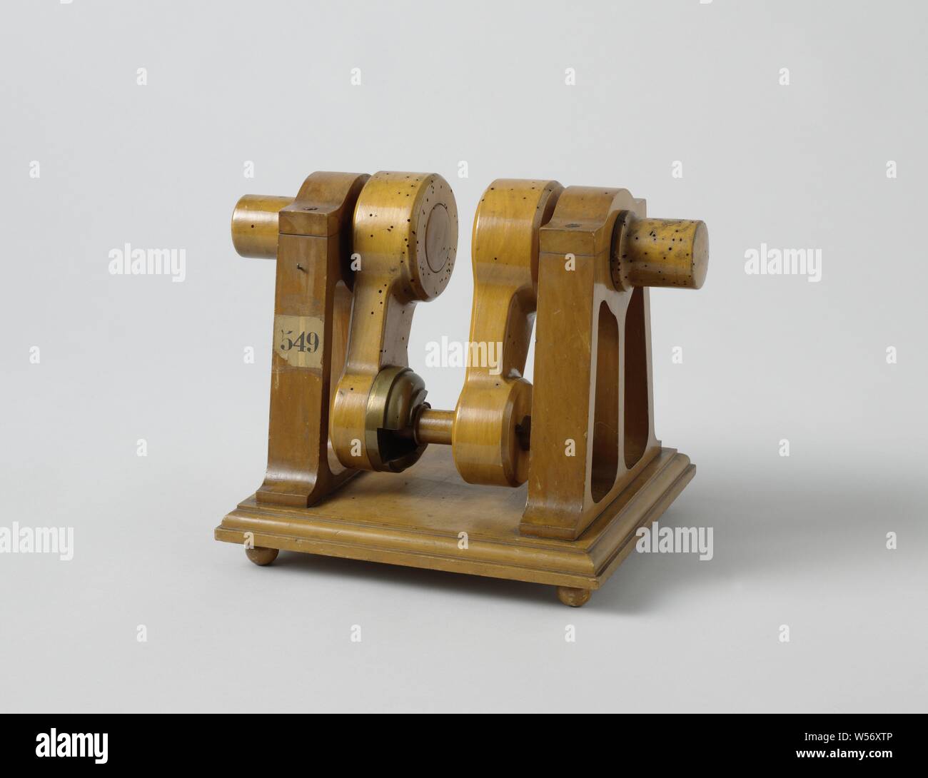 Modello di un disinnesto della marcia per ruote a pale, modello del disimpegno dell'albero a gomiti di una ruota a palette, su una pedana. Il perno della manovella cade in una scanalatura di testa sulla manovella dell'albero della ruota che, quando viene portato in posizione corretta, rilascia il pin e quindi si disimpegna l'albero. Ad ogni corsa del perno dello sgabello quindi si muove liberamente attraverso la fessura. Entrambi gli assi possono essere spostati con una manovella. Scala 1: 5 (derivato)., anonimo, 1841, legno (materiale vegetale), bronzo (metallo), h 25 cm × W 32,5 cm × d 24 cm Foto Stock