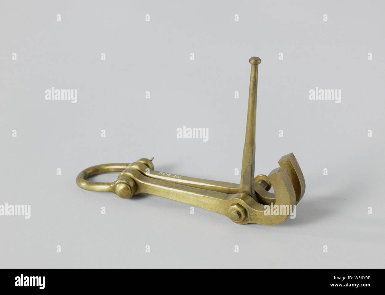 Modello di un terminatore di catena, il modello di un terminatore di catena costituito da un artiglio del diavolo con un rilascio. Esso consiste di due ganci paralleli collegati da un arpa presso l'estremità destra e con una vite in corrispondenza della piega. Una leva ruota attorno a questo bullone tra le gambe ganci, con cui la maglia della catena può essere spinto fuori dei ganci., anonimo, Paesi Bassi (eventualmente), 1840 - 1850, ottone (lega), h 4 cm × W 15 cm × d 4,7 cm Foto Stock