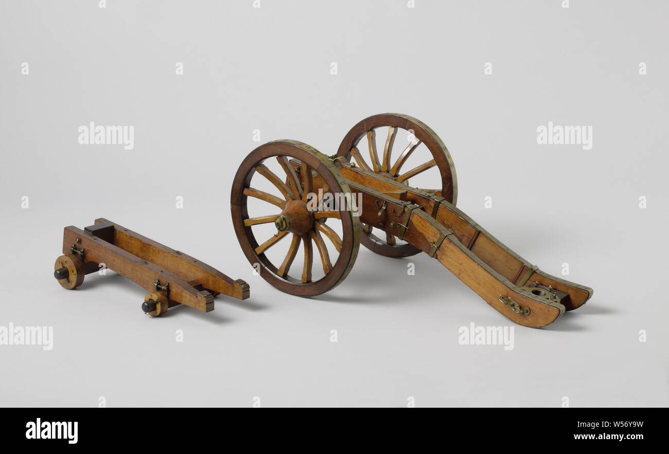 Modello di un carrello per un 4-Pounder Gun, Modello di una pistola per un 4-pound pistola per uso su terra e su una nave, il ciclo stesso è mancante, nonché alcuni attributi. Il corpo centrale è costituito da due guance collegati da una lunga piastra e un vitello. Il cuneo di regolazione scorre in una scanalatura nella piastra, dove non può essere sollevato, una cremagliera è montata sotto il cuneo in modo che il cuneo è spostata in avanti e indietro con una manovella con una vite senza fine. Nella composizione fieldaffaff le guance sono estese verso la parte posteriore con una coda che è attaccato con staffe, con un foro del mandrino. Un corpo di cenere è fatto scorrere Foto Stock