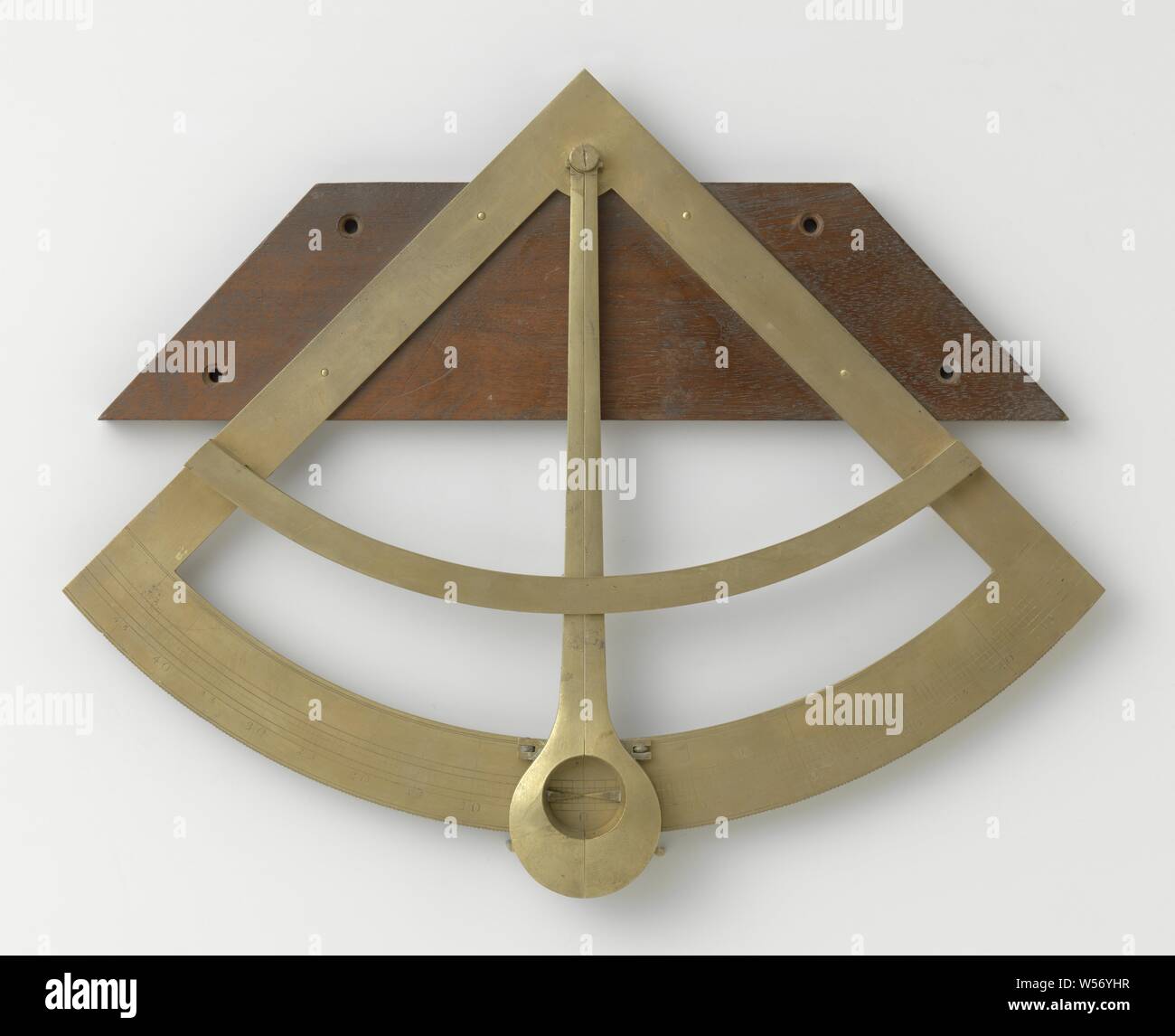 Quadrante, due quasi identica clinometers per misurare la pendenza massima di una nave oscillante. Entrambi sono in ottone montato su una tavola di legno la piastra posteriore con il centro dell'arco verso l'alto. La scala sull'arco viene eseguito da 0 ° a 45 ° di ogni lato. Il bordo esterno dell'arco è dentata, ciascun lato in direzione opposta. Le due mani hanno le catture sul retro, che si impegnano con i denti: essi possono spostarsi solo verso l'esterno lungo l'arco. Le catture possono essere rilasciati a mano per mettere le mani di nuovo a 0 °. Una leggera interruzione del bordo a cricchetto impedisce le mani dal cadere nella vicenda dell'ottavo dell'arco. Foto Stock