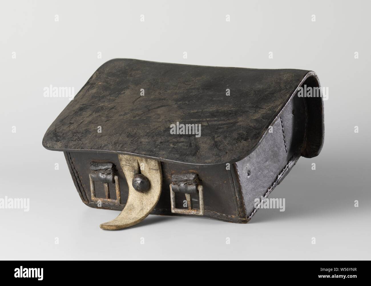 Cartuccia sulla borsa tracolla appartenenti a J.A. Maks, caporale con il 1° Bat nel 1830-32. Dipartimento di Noord-Hollandse Schutterij, Pattern borsa spremiagrumi, esercito e milizie, Royal Netherlands esercito, Paesi Bassi 1830-1832, in pelle nera Borsa rettangolare con due vassoi di ferro posti uno sopra l'altro. Vassoio inferiore: due compartimenti, scomparto superiore: quattro scomparti. I lati con alette. Custodia in pelle con due fori cucito sulla parte anteriore del sacchetto. Sul fondo un cuoio intrecciato nodo e due anelli di cuoio con fibbie di ferro. Retro in pelle di due anelli cuciti con due fori. Sulla sinistra una pelle naturale Foto Stock