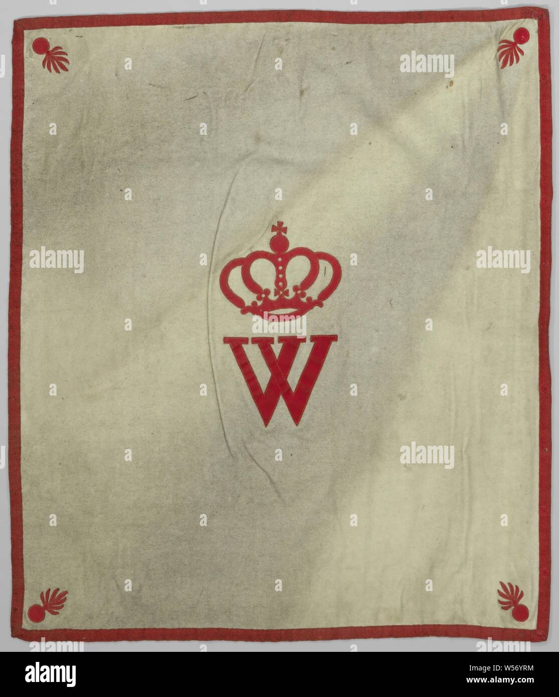 Bersaglio bianco con bandiera rossa, incoronato W, una bandiera bianca con un rosso, incoronato W nel centro, appliqued. I quattro lati sono rifiniti con un orlo rosso. La parte anteriore e la parata lato sono identiche, Amsterdam, ho Willem Frederik (Re dei Paesi Bassi), anonimo, 1831, panno, l 75 cm × W 64,5 cm Foto Stock