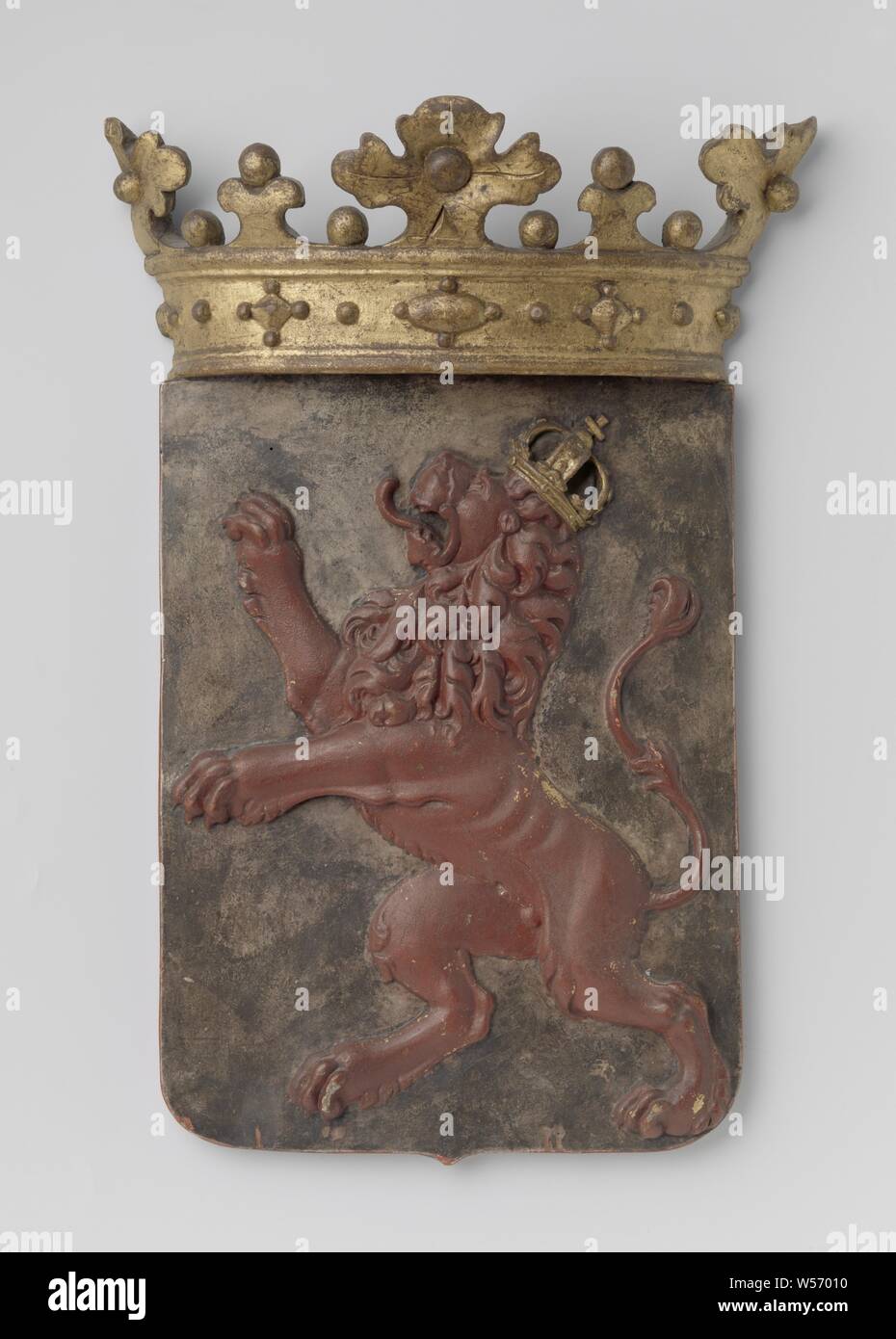 Il cuore scudo del M.A. de Ruyter, coronata di rivestimento in legno delle armi, tagliate in rilievo. Red Lion salendo a sinistra con corona d'oro su argento campo. I bordi dello schermo sono di colore rosso, così come la parte inferiore della corona, che è dorato, Spagna, Michiel Adriaansz. de Ruyter, anonimo, Paesi Bassi, nel o dopo il 1677, il legno (materiale vegetale), h 48,5 cm × W 32,8 cm × t 9.1 cm Foto Stock