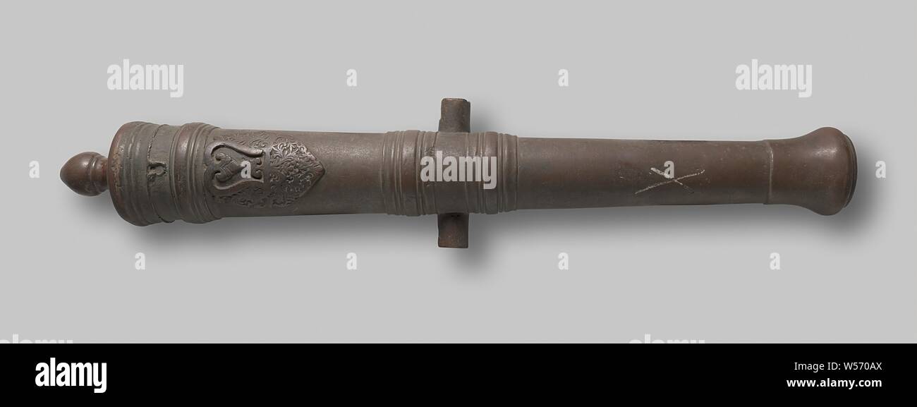 Liscia cannone di bronzo, liscia cannone in bronzo con tre fasce sagomate e profilato culatta band. Round uva, terminante con una punta arrotondata. Due lisce rubinetti diritta. Boccaglio con frattura, svasato, chiuso con tappo di legno. Tra la prima e la seconda banda frazionale cartiglio in altorilievo con motivo a foglia. Il zundgat è stata chiusa, Aceh, anonimo, c. 1600 - c. 1800, bronzo (metallo), composizione (materiale), fondazione, l 144 cm l 14,5 cm l 129,5 cm d 65 mm d 27,2 cm w 155 kg l 121 cm d 6.4 cm d 8.6 cm d 20 cm d 5.6 cm d 11,1 cm × d 16,7 cm h 12 cm × W 157 cm × d 78 cm × W 19 kg w 222 kg Foto Stock