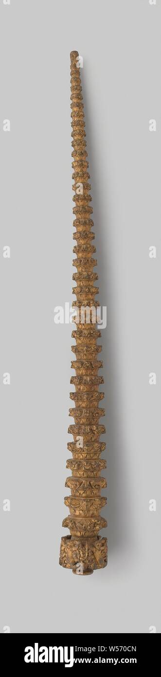 Corona di un decorato bandiera pole, la corona di un flag pole di Amsterdam la nave. Conico allungato lavorato pezzo di legno, scrofette, anonimo, Olanda, 1600 - 1800, il legno (materiale vegetale), doratura (materiale), doratura, l 113 cm × h 18.2 cm d 14 cm Foto Stock