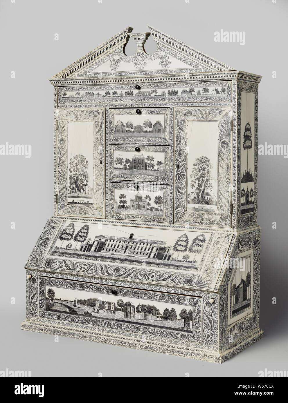 La scrittura di armadio di Gouverneur Janssens, lato inferiore pieghevole con superficie di scrittura includente un cassetto con scomparti, uno dei quali contiene uno specchio decorato nello stesso modo come l'esterno. Armadietto a muro con due porte su entrambi i lati di tre cassetti centrale. Cassetto superiore su tutta la larghezza del pannello frontale. Il cofano è stato premiato con un frontone spezzato. Decorazione: all'interno di compartimenti incorniciate, diversi edifici (edifici residenziali?) e paesaggi coloniale sono disegnati su tutti i cassetti, sportelli e i lati del cabinet, Capo di Buona Speranza, Jonkheer Jan Willem Janssens con O. I. inchiostro, anonimo Foto Stock