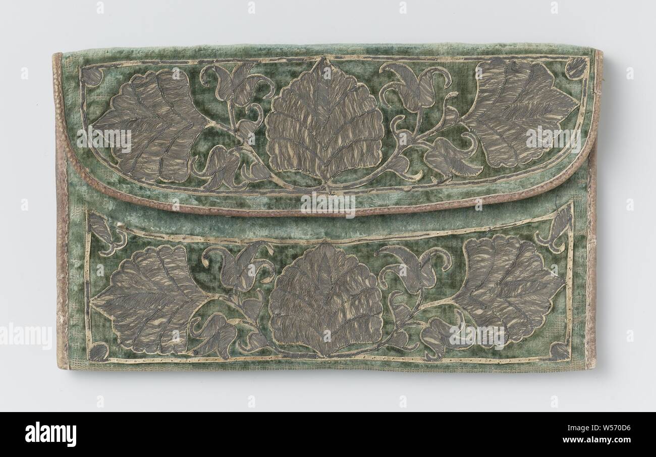 Lettera dal sacchetto M.A. de Ruyter, piatto verde sacchetto in velluto rosso con bordi in pelle. Sul velluto sono cuciti pezzi di cuoio su cui filo d'oro è ricamato. Solo il lato del lembo ornato, sotto il coperchio l'iscrizione: DE RUYTER. Interno foderato con biancheria, due vani separati da un pezzo di pelle. In borsa una pergamena rettangolare etichetta con la scritta: lettera sacchetto indossato dall ammiraglio M. A. / de Ruyter / A, Michiel Adriaansz. de Ruyter, anonimo, Barbarie, c. 1650 - c. 1675, pelle, biancheria (materiale), inchiostro, velluto (armatura di tessuto), il ricamo, l 10,6 cm × W 18 cm Foto Stock