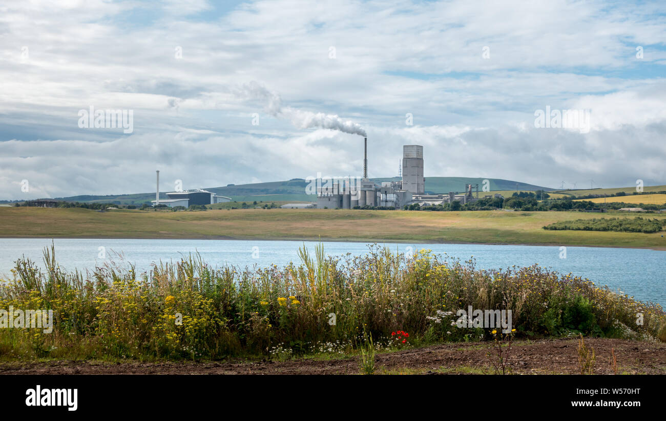 Il biossido di carbonio e vapore acqueo sono le principali emissioni dal Dunbar Cementifici camino. La Tarmac è lavorare con la RSPB per rigenerare la cava Foto Stock