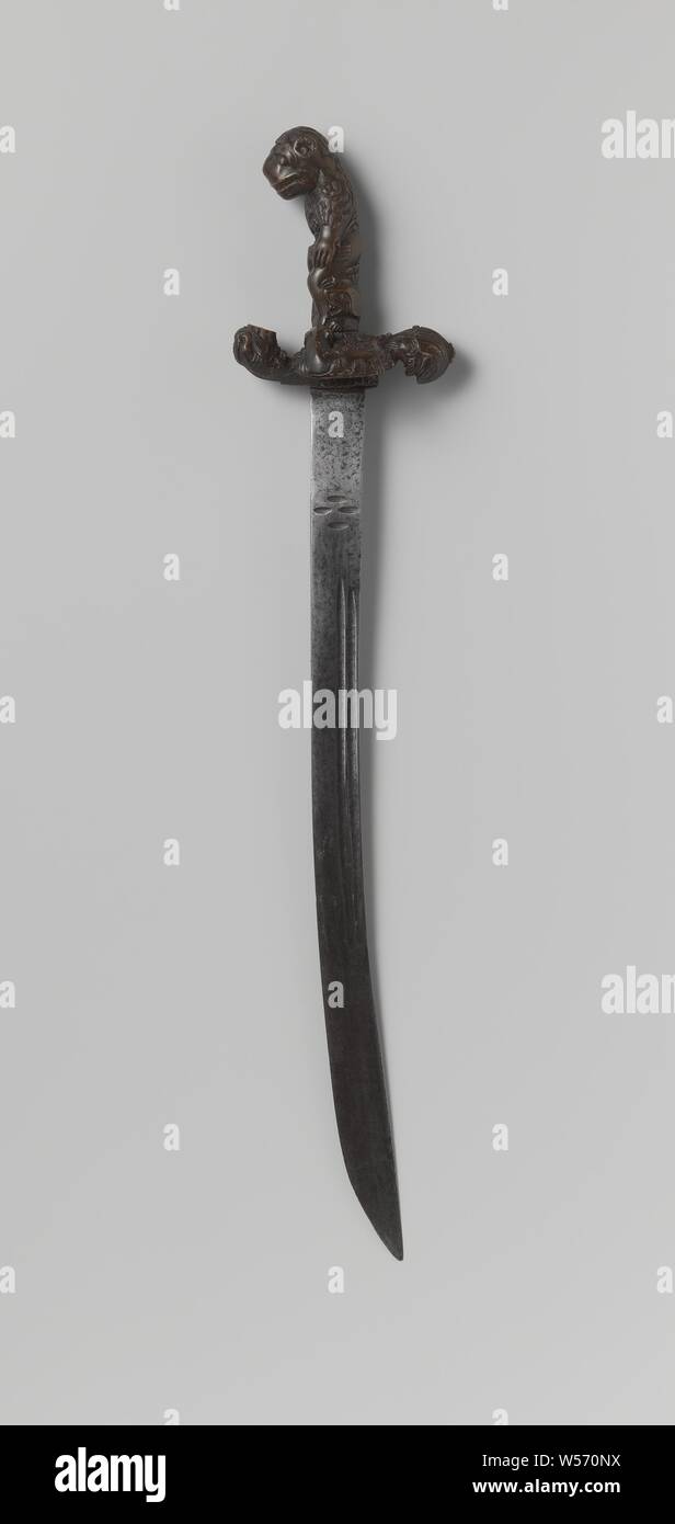 Piccolo Saber, piccole Saber (hack). Trovato: marrone scuro corno elsa nella forma di un leone in piedi sulle zampe posteriori con un predatore (Wolf?) giacente a terra. Parierang con teste di leone in corrispondenza delle estremità. Kling: Bordatura. Due canali. La lama ha quattro tacche orizzontali., anonimo, Indie (eventualmente), 1500 - 1625, kling, greep, forgiatura, l 62,5 cm w 12 cm × h 7,5 cm l 48 cm Foto Stock