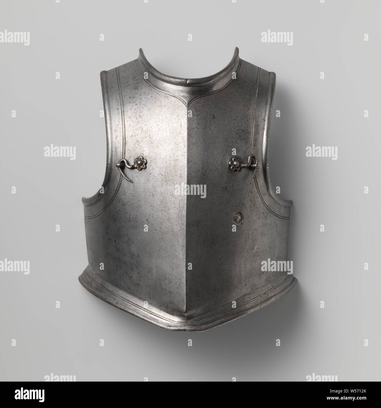 Pettorale di un harquebusier's Armor per un giovane uomo, pettorale di un harquebusier's Armor per un uomo giovane. Probabilmente una corazza olandese con un background stadtholder. Tipici elementi olandese sono i rivetti decorati dei ganci girevoli e la superficie appiattita di altri tipi di rivetti, nonché il "striate' bordi del collo e polsi. Il rinforzo a forma di righe sul pettorale e il leggero attorcigliamento nella metà del collare sono anche le funzioni che sono spesso visto sui sistemi di cavi olandese. Il Rosone a forma di decorazione intorno i rivetti mostra ancora tracce di doratura in un numero di luoghi. No rimane Foto Stock