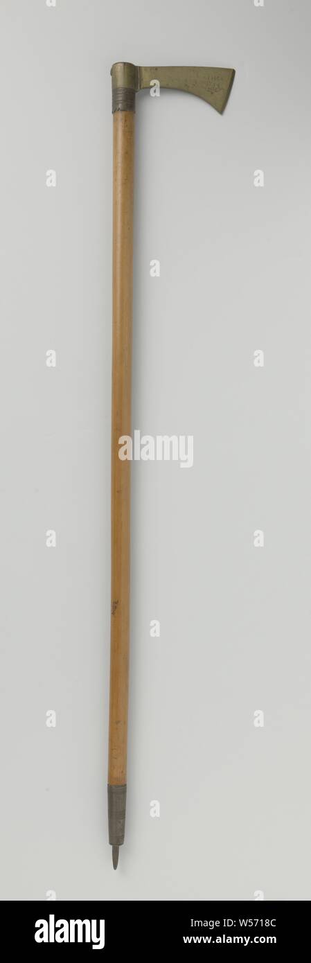 Bergwerkers' bastone bastone di bambù con un'ascia di rame con iscrizione alla fine, racchiusi in un ampio raccordo di ferro all'altra estremità con un perno sull'altro lato. Iscrizione: IHS. Data: 1754., Europa, 1754, bambù, rame (metallo), ferro (metallo), l'incisione, l 97,5 cm × l 14,8 cm w 5.6 cm d 3 cm Foto Stock