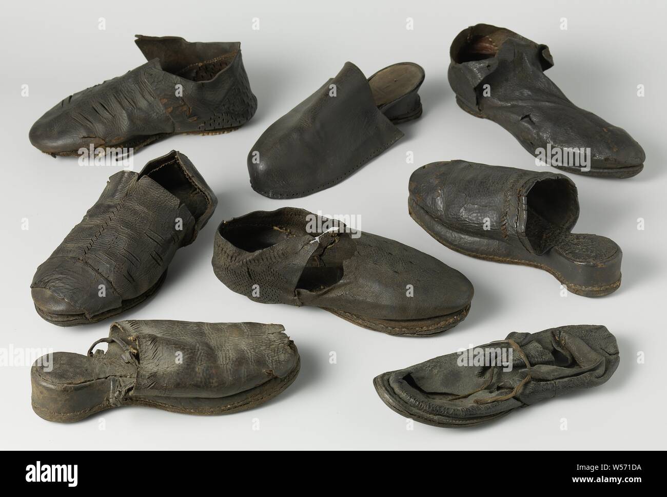 Il piede destro, dimensione 35, con tre linee pressato sopra il collo del piede arch, splendidamente tallone sagomato e naturalmente in esecuzione soletto, la copertura di cui dispone di tre linee pressato sopra il collo del piede arch, splendidamente con tacco sagomato e naturalmente eseguendo il plantare. Una corda di rinforzo è stata cucita all'interno, i talloni e le dita dei piedi sono state aggiustate e la cucitura è scomparso, ad eccezione di un paio di punti di sutura e fibre., anonimo, c. 1590 - c. 1596, cucitura, h 11.5 cm h 1,8 cm h 4 cm l 24,5 cm × W 10,3 cm Foto Stock