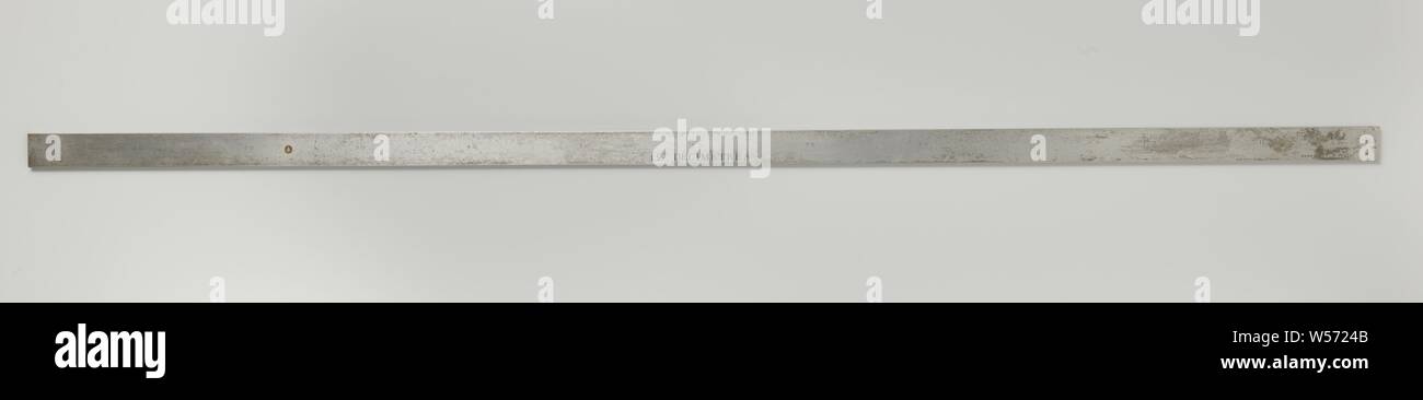 12 decimetri, metro di ferro su una dimensione laterale della divisione in decimetri, sull'altro lato in aune. Iscrizione anteriore: 12 decimetri, firma: BARADELLE A PARIGI. Lato di retromarcia iscrizione: AUNE., Baradelle, Parigi, 1800 - 1825, ferro (metallo), colpendo (metallurgia), w 120 cm × d 3 cm × h 0,6 cm Foto Stock