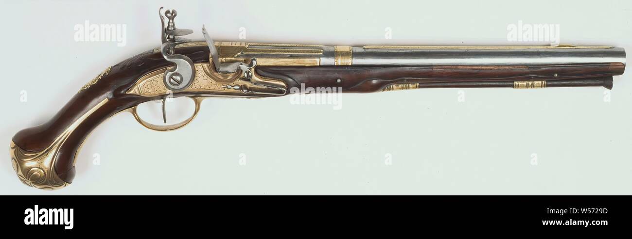 Pietra Focaia Pistola Gun, oblunga con raccordi in rame, Flint pistola con un ferro da stiro smooth Round barile interrotto da un profilato di ottone band, un basso di forma tonda visiera in ottone del cordone al fine della canna, lungo la lunghezza della canna raccordi in ottone, ottone motivi nervata su la culatta. Blocco in ottone con piastra di ferro da stiro il gallo, iron fire di acciaio e ferro molla di acciaio, la vaschetta è realizzata in ottone. Sulla piastra di bloccaggio diversi motivi incisi sulla parte inferiore della piastra di bloccaggio il nome "A. CROISSANT". Il cassetto è realizzato in legno di noce e ha un motivo di foglie sul lato inferiore. Il pallone viene anche fatta di noce con un pallone in ottone in Foto Stock