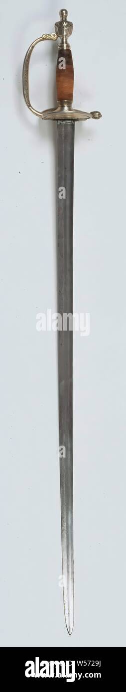 Officer Degen Degen, generale army model, argentato e con iscrizione sul deflettore incernierato piastra: 'Il corpo degli ufficiali del xv nazionale divisione di fanteria, per il loro bene il colonnello Barone des tomba". Maniglia nervata in legno, rame bump con la piastra laterale e la staffa a forma di diamante la manopola di impugnatura, Paesi Bassi, A.A. barone des tombe, anonimo, West-Europa, c. 1800 - c. 1900, kling, gevest, greep, greepknop, incisione, l 94,4 cm l 77,9 cm × w 2,5 cm l 16,5 cm Foto Stock