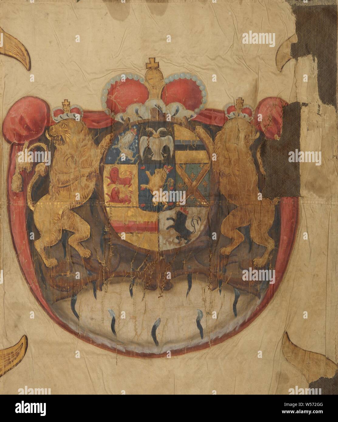 Frammento di un colonnello banner del reggimento di Nassau-Weilburg, banner in ecru, nel centro la piena stemma di Nassau in un cartiglio simmetrico, coperto con un ermellino corona con un cappuccio rosso e tre traverse di perline, detenute da due golden, guardando in giro i Lions con il ditto corone. Il tutto è appoggiato su un manto rosso foderato con ermellino, la metà dei quali è fortemente all'ombra dell'arma. Da qui di seguito emisfero. Fiamme centrato negli angoli, trasferiti solo parzialmente. Paradekant identici, principe di Nassau-Usingen Karel Willem, anonimo, 1758 - 1784, seta, h 96 cm × W 79 cm Foto Stock