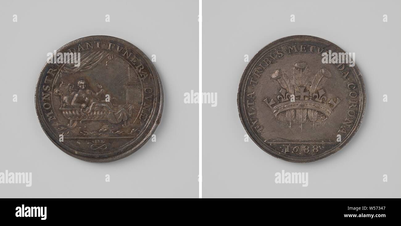 Nascita di Jacobus Frans Eduard, Principe di Galles, medaglia d'argento. Complementare: il giovane principe nella culla strangola due serpenti entro un anello. Retromarcia: corona con tre penne all'interno dell'iscrizione, cut off: anno, Jacobus Frans Eduard Stuart (Prince of Wales), anonimo, Inghilterra, 1688, argento (metallo), colpendo (metallurgia), d 3 cm × w 10.38 Foto Stock