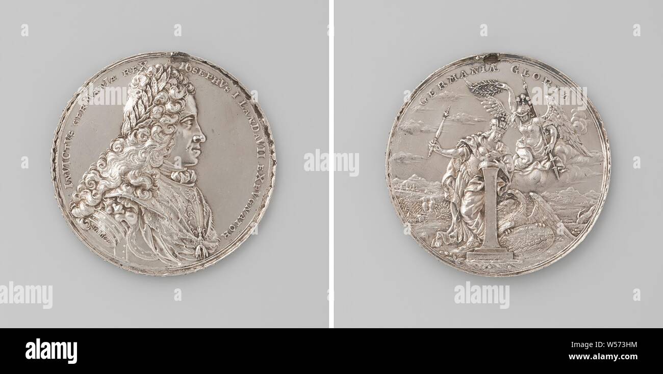 Conquista di Landau da Giuseppe I, medaglia d'argento. Complementare: l uomo nel petto del pezzo con corona di alloro interno un'iscrizione. Retromarcia: Germania, nella forma di una donna coronata, poggia su una colonna a forma di lettera I, mentre la guerra alato mantiene una corona sopra la sua testa, in primo piano un aquila imperiale con uno scudo raffigurante Landau e in background eserciti in guerra con una iscrizione, laterale lettering, Landau in der Pfalz, Renania-Palatinato, Giuseppe I (Imperatore Tedesco), Johann Georg Seidlitz, 1702, argento (metallo), colpendo (metallurgia), d 5,8 cm × w 56.83 Foto Stock Conquista di Landau da Giuseppe I, medaglia d'argento. Complementare: l uomo nel petto del pezzo con corona di alloro interno un'iscrizione. Retromarcia: Germania, nella forma di una donna coronata, poggia su una colonna a forma di lettera I, mentre la guerra alato mantiene una corona sopra la sua testa, in primo piano un aquila imperiale con uno scudo raffigurante Landau e in background eserciti in guerra con una iscrizione, laterale lettering, Landau in der Pfalz, Renania-Palatinato, Giuseppe I (Imperatore Tedesco), Johann Georg Seidlitz, 1702, argento (metallo), colpendo (metallurgia), d 5,8 cm × w 56.83 Foto Stock