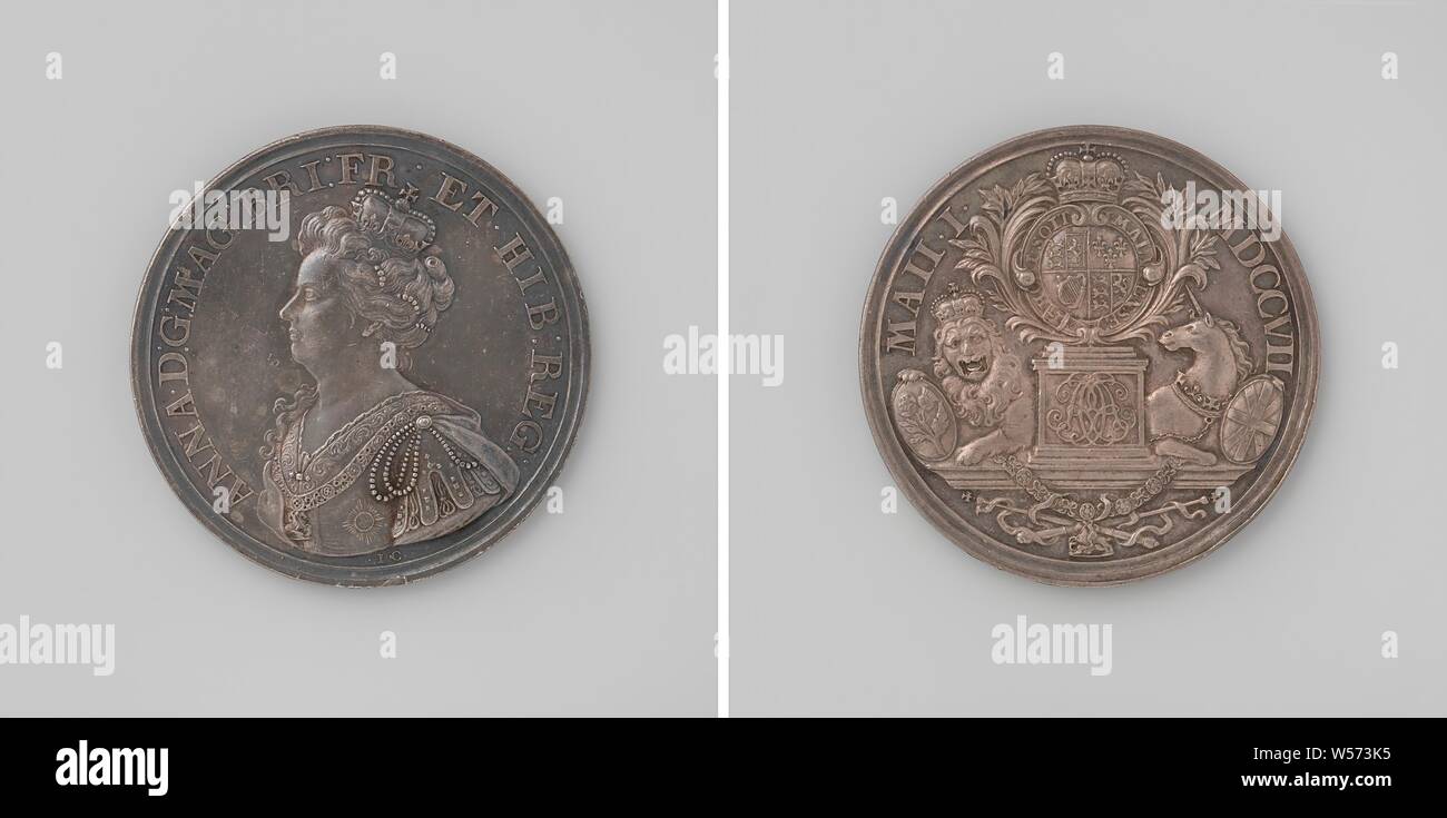 Associazione di Inghilterra e Scozia, medaglia d'argento. Complementare: busto di donna dentro l'interno. Retromarcia: incoronato British stemma entro giarrettiera, Palm e rami di alloro sul piedistallo, fiancheggiata da incoronato lion con stemma e unicorn con stemma all'interno di iscrizione, Inghilterra, Scozia, Anna Stuart (regina di Inghilterra e Scozia), Giovanni Croker, London, 1707, argento (metallo), colpendo (metallurgia), d 4,7 cm × W 440 Foto Stock