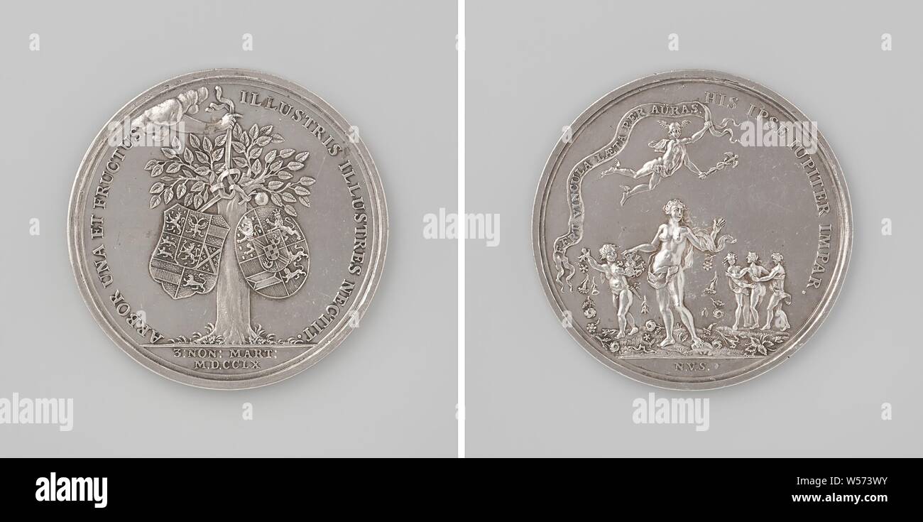 Il matrimonio di Karel Christiaan van Nassau-Weilburg e Carolina, Principessa di Orange-Nassau, medaglia d'argento. Complementare: a mano da nuvole tiene un nastro, con la quale due stemmi appesi in arancio sono legati insieme all'interno di un cerchio del diametro di taglio: data. Retromarcia: Mercurio con cappello alato e il personale mantiene pennant con iscrizione al di sotto di quella Venere, che viene spruzzata da Cupido con fiori dal cestello, sullo sfondo le tre Gratien all'interno circolare, l'Aia, Carolina (Principessa di Oranje-Nassau), Karel Christiaan principe di Nassau-Weilburg, Nicolaas van Swinderen, Amsterdam, 1760, argento (metallo Foto Stock