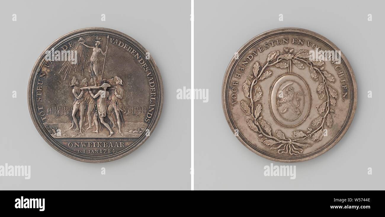Inizio dell'anno 1784 e creazione di civili, medaglia d'argento. Anteriore: la libertà con il cappello radiante e lancia è indossato su uno schermo da sette uniformata funzionari civili, ai cittadini che esercitano in background all'interno di sfondo, tagliare: l'iscrizione. Retromarcia: stemma, sospesa all'interno di una corona di quercia e un iscrizione, Johan George Holtzhey, Amsterdam, 1784, argento (metallo), colpendo (metallurgia), d 4,5 cm × t 0,2 cm × w 24.38 Foto Stock
