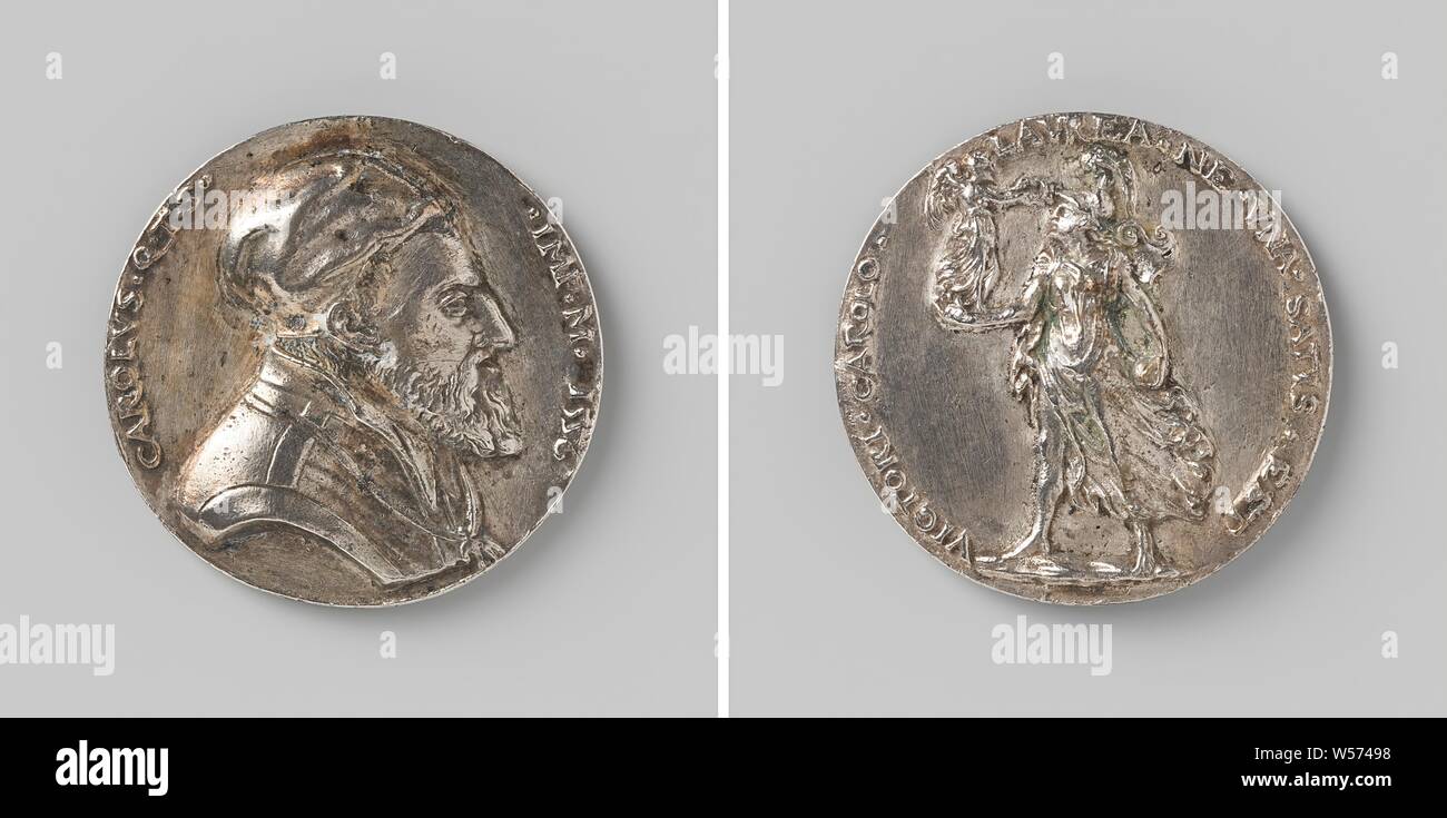 Carlo V, imperatore tedesco, medaglia d'argento. Anteriore: uomo di busto all'interno dell'interno. L'altro lato: helmeted donna vittoria di tiene in mano in possesso di una corona di alloro sopra la sua testa in un cerchio, Carlo V d'Asburgo (tedesco Imperatore e Re di Spagna), anonimo, 1556, argento (metallo), fondazione, d 3,5 cm × w 17.33 Foto Stock
