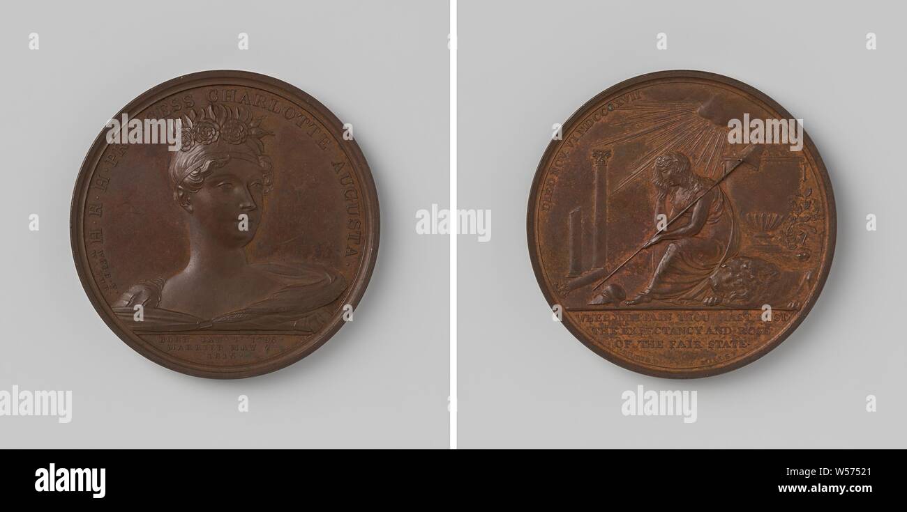 La morte di Charlotte Augusta, Principessa di Inghilterra, medaglia di bronzo. Complementare: busto di donna con una corona di fiori all'interno di un'iscrizione. Retromarcia: illuminato dalla luce del cielo di nuvole, lutto donna, raffiguranti Britannia, con libertà hat su lancia e casco ai suoi piedi accanto al cadavere coronata, per lei un intero e la rottura di una colonna la cui parte superiore si trova sul terreno dietro di lei giacente lion e rose-bush, di cui qualche fiore è rotto all'interno di un cerchio, cut off: iscrizione, Charlotte Augusta (Principessa di Inghilterra), Thomas Webb, Birmingham, 1817, bronzo (metallo), colpendo (metallurgia), d 5 cm × w 63. Foto Stock