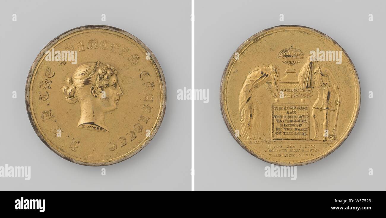 La morte di Charlotte Augusta, Principessa di Inghilterra, medaglia d'argento. Complementare: busto di una donna con un diadema all'interno di una iscrizione in lettere gotiche. Retromarcia: uomo con torcia invertita e la donna lutto alla tomba con iscrizione, cut off: iscrizione, Charlotte Augusta (Principessa di Inghilterra), Edward Avern, Inghilterra, 1817, argento (metallo), doratura (materiale), doratura, d 5,1 cm × w 79.44 Foto Stock
